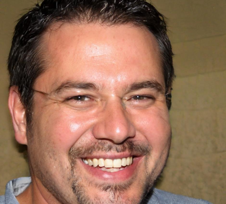 Participante Urbano Madrigal practicando técnicas de respiración consciente